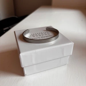 Maison Margiela armband - Fint armband från Maison Margiela. Skick 10/10. Original förpackning inkluderat. Fråga på!