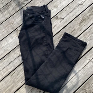 Svarta Replay jeans slim fit - Svarta jeans från Replay med klassisk femficksdesign och diskreta sömmar. Modellen har smal passform sick 9-10 slim Jenns för folk som gillar 