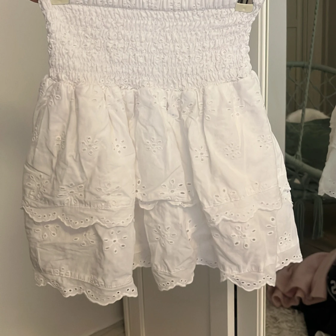 Söt Vit volangkjol med broderade detaljer🫰🏻 - 1