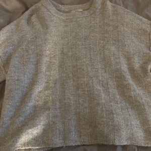 Grå ribbad stickad tröja Arket - mysig grå tröja i storlek M men har passat mig som har storlek S, perfekt för både höst och vinter