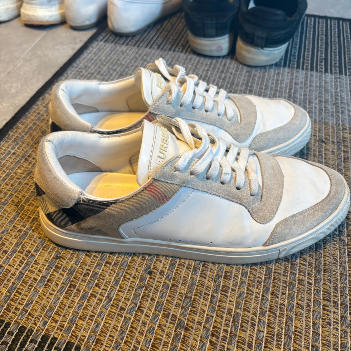 Burberry sneakers med rutigt mönster