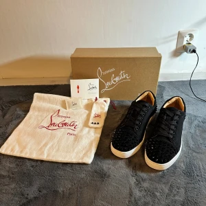 Christian Louboutin svarta sneakers med nitar - Säljer nu mina super snygga Christian louboutins sneakers i storlek 39, skorna är i helt nytt skick fick de i födelsedagspresent men säljer då jag har flera skor, skorna har tre tillbehörande extra nitar till, skriv gärna om ni är intresserade 🥰❤️