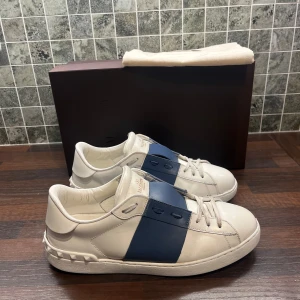 Valentino open sneaker  - - Skick: 7,5 - Färg: blått och vitt - Vad ingår: Box & Dustbag - Nypris: 7280 - Mitt pris: 2900 Il Lagad precis hos skomakare || Priset är diskuterbart || Perfekt nu inför hösten🍂🍁
