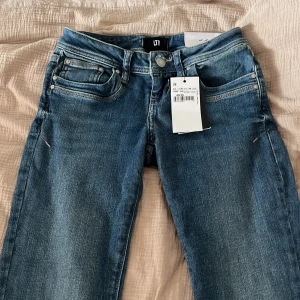 Blå bootcut jeans från LTB - Jätte fina  blåa jeans från LTB med bootcut och låg low waist. Aldrig använda och med prislapp på tyvärr måste jag sälja dom eftersom jag köpte fel storlek. Storlek 25/30 
