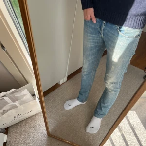 Dondup George  - Tja! Säljer detta schyssta paret jeans från Dondup!| Modell: Lapp saknas, sitter som George| Nypris 3500kr, mitt pris 549kr!| Vid minsta fråga tveka inte att kontakta mig!|// Nils- Obs litet hål, syns inte vid användning 