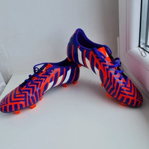 Adidas predator fotbollsskor FG strl 40 2/3 - Använda men i mycket bra skick. Till för spel på endast naturgräs. Storlek 40 2/3.