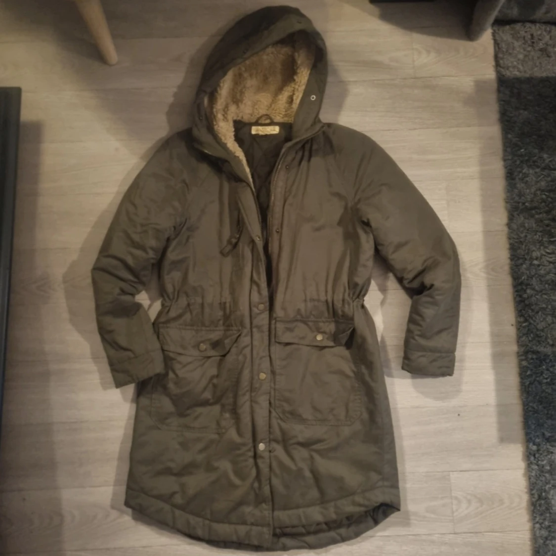 Olivgrön parkas från L.O.G.G. med foder