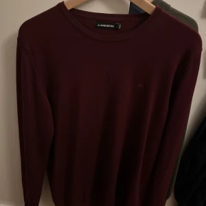 JLindeberg stickad tröja - Tjena, säljer nu denna as feta vinröd stickad merino ulls tröja från JLindeberg! Nypriset är runt 1500 och tröjan är i väldigt bra skick utan defekter! Skriv privat vid frågor eller funderingar! 