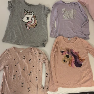 långärmad och kortärmad tröjor med paljett- alla barn kläder för 100kr - Supersöta barn tröjor. Mjuk bomullskänsla och rund halsringning. Perfekt för dig som älskar magiska motiv och lite extra glitter i vardagen. Passar för barn runt 7-8 år! Den rosa koftan med körsbär är storlek 122-128! De andra tre i storlek 134! 