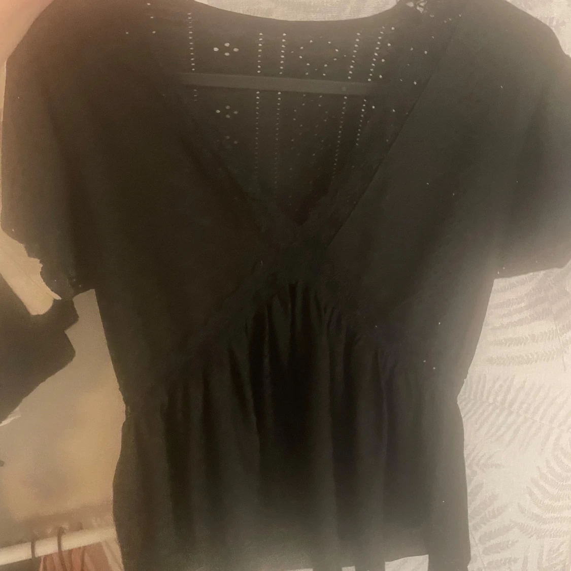 Svart blus med spets och v-ringning