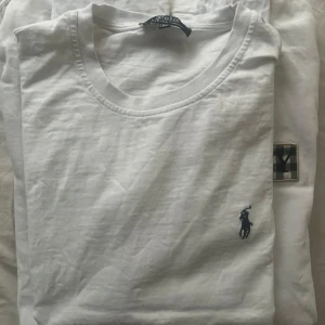 Polo tshirt  - En fin polo tshirt, inga defekter och storlek M