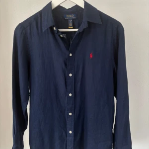 Ralph Lauren skjorta - En riktigt fräsh marinblå raffe linne skjorta || storlek 14-16 ≈ xs || skick 10/10 ( mycket fint ) ||   hör gärna av er vid intresse! 