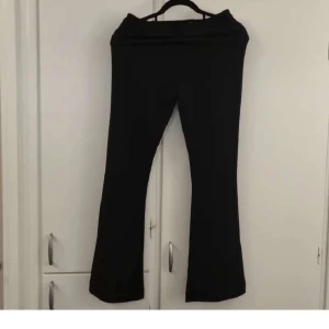 Svarta bootcut byxor från Vero Moda XS - Svarta bootcut byxor från Vero Moda i storlek XS. Byxorna har en klassisk utsvängd passform och är tillverkade i ett stretchigt material som sitter snyggt. Perfekta till sneakers eller boots för en clean look.