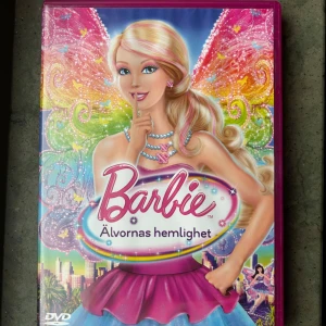 Barbie - älvornas hemlighet - En så nostalgisk film! Finns på språk: svenska, engelska, finska, ungerska.   Har givetvis kollat igenom hela filmen så jag kan garantera att den funkar felfritt :)