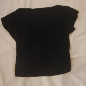 Svart topp från SHEIN Teen - En svart t-shirt från shein med öppenrygg. Aldrig använd, bara testad . Pris kan diskuteras