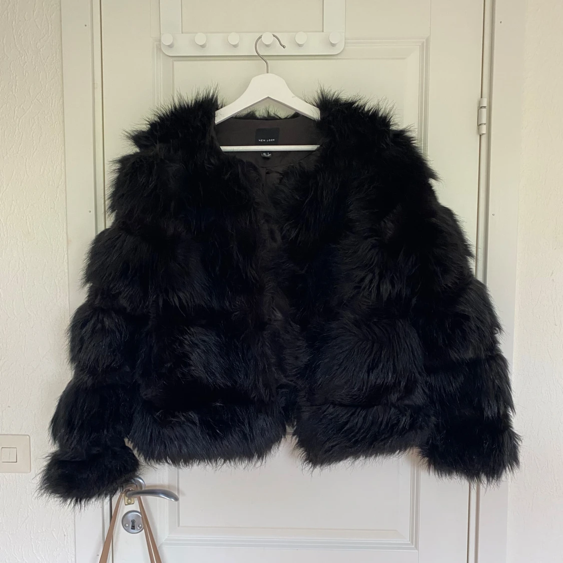 Svart pälsjacka
