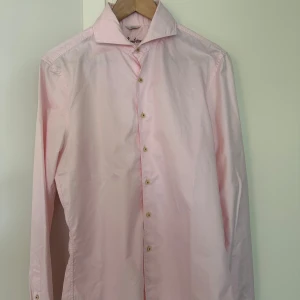 Rosa skjorta - Säljer en ljusrosa skjorta från Stenströms i slimline-modell. Andvänd 1 gång.