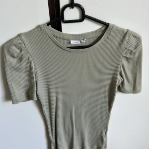 Ribbad grön topp  - Säljer en ribbad ljusgrön topp från name it  med puffade axlar och rund hals, jätte fin använt typ 4 gånger! Skriv för intresse eller för sänkt pris💓💓