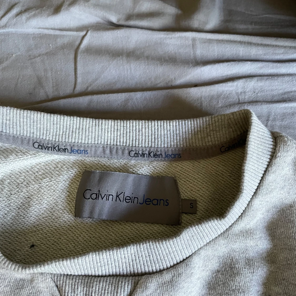 Grå sweatshirt från Calvin Klein Jeans - 2
