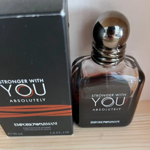 Stronger with you absolutely - Denna doft passar riktigt bra inför vintern. Ungefär 50% kvar av 50ml, kontakta mig innan köp
