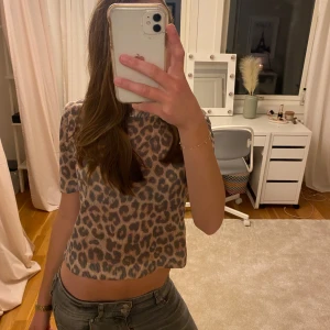 T-shirt leopardmönster - En fin topp från H&M i leopard mönster. Storlek S, har knappt använt den. Nypris 299kr. Skriv för frågor eller mer bilder. Pris kan diskuteras vid snabb affär!💕