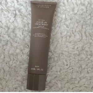 Lernberger Stafsing Leave-In Treatment ny - En BB Cream Leave-In Treatment från Lernberger Stafsing i en stilren brun tub på 150 ml. Produkten är framtagen för att återfukta och skydda håret, men är inte smink utan hårvård.