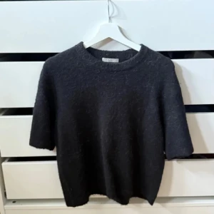 Stickad tshirt - Stickad tshirt från Gina Tricot i storlek xs