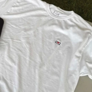 Hov1 tshirt - Säljer en kärleksbrevs tshirt från hov1 sista spelning i Stockholm!! Storlek L. Endast testad. Kan byta mot en mindre storlek då ja bara köpte den som fanns💞