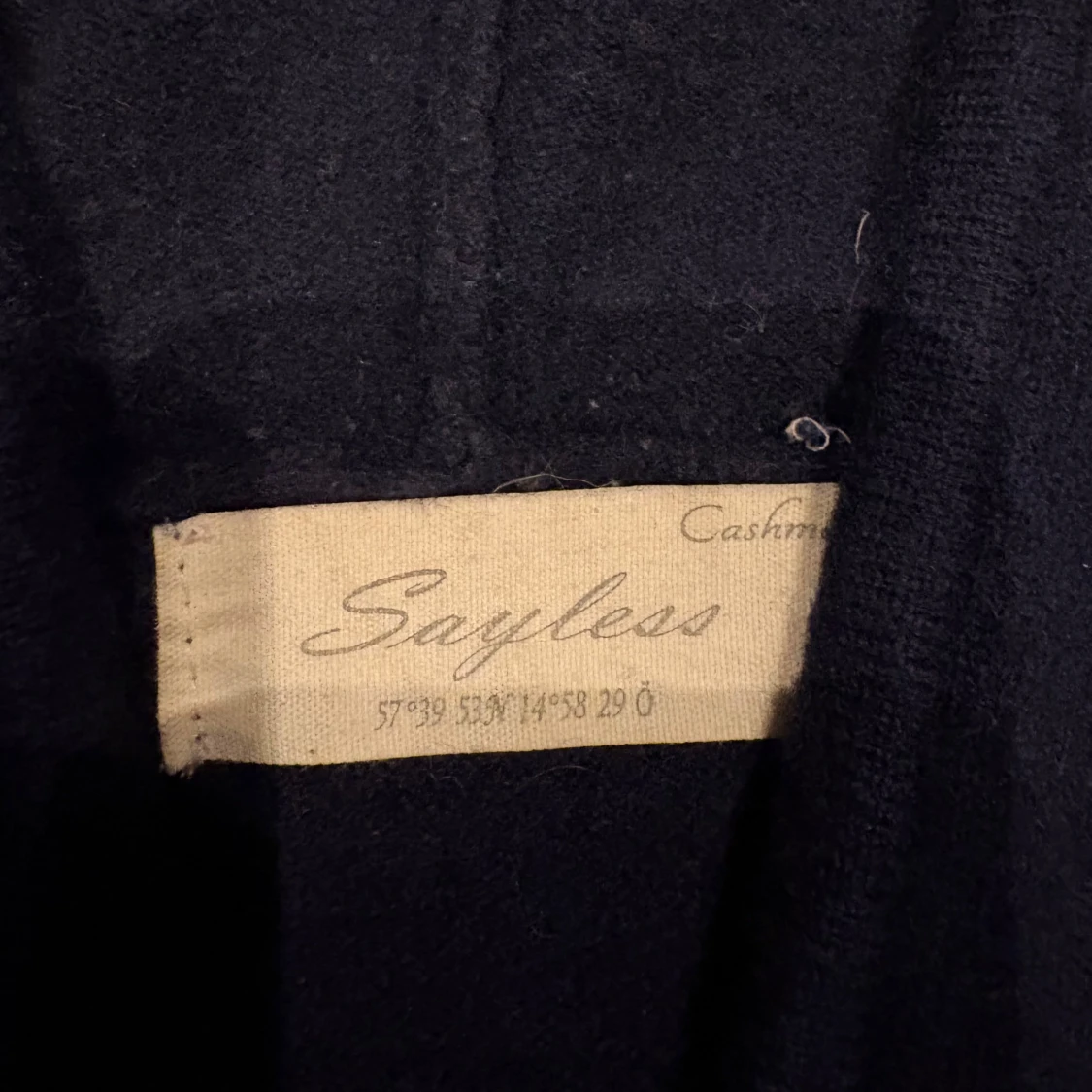 Mörkblå kashmirhoodie från Sayless - 1