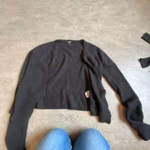 Svart stickad tröja  - Svart sticksd tröja från bikbok skön på vintern andvönd ett par gånger okej skick 