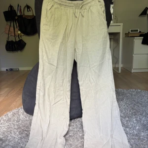 Beiga linnebyxor  - Ett par beiga linnebyxor med avslappnad passform i storlek 164 ifrån Lindex, men är som en Xs eller S. Byxorna har raka ben och sidofickor, perfekta för chill dagar eller när du vill ha en luftig stil. Superlätta och sköna att bära hela sommaren. Inga defekte