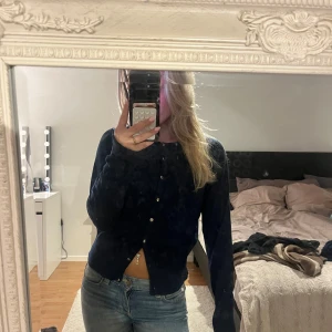 Marinblå kofta - Använd fåtal gånger! Original pris är 399 om jag minns rätt🩷