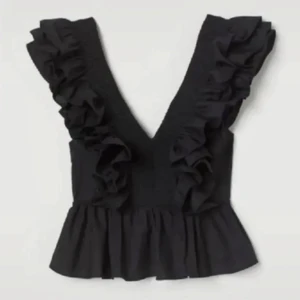Populär volangblus h&m - Säljer denna sååå fina och eftertraktade blusen från h&m då den inte kommit till användning💓💓💓