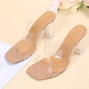 Beige klackpumps med transparent rem - Stilrena pumps i beige med transparenta remmar och fyrkantig tå. Skorna har en hög, genomskinlig klack och platt sula framtill. Perfekta för dig som vill ha en modern och trendig look.