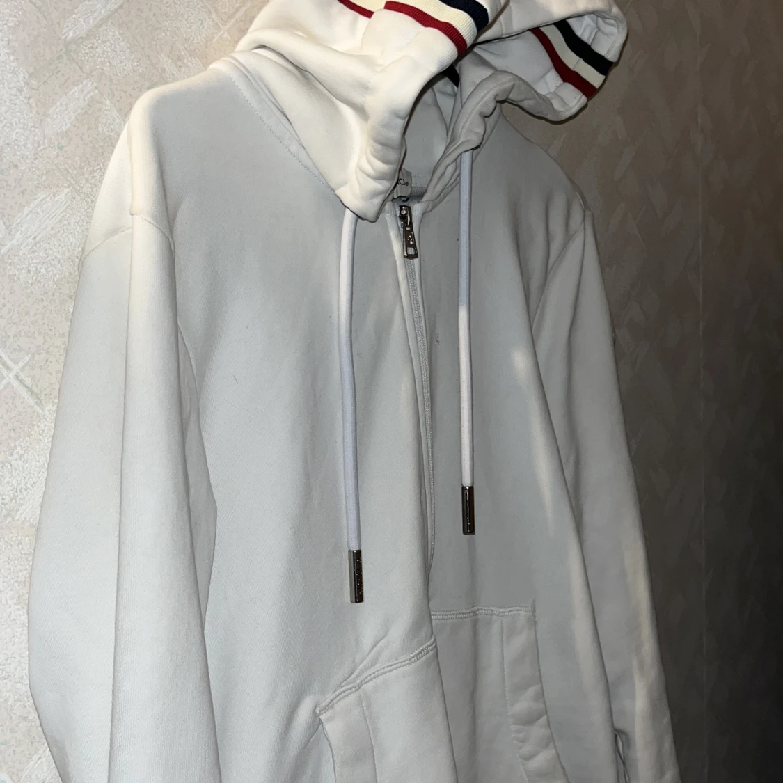 Vit hoodie från Moncler med huva - 1