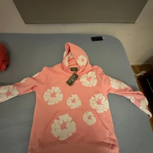 Rosa set från Denim Tears - Säljer denim tears set i storlek S, sprillans ny och är för liten för mig passar folk mellan 175-180, bara skriva om pris funderingar, priset går alltid att diskutera .