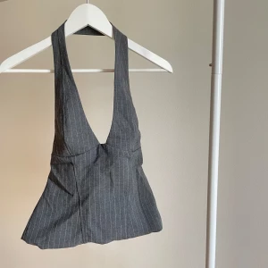 Grå halterneck topp - Randig grå halterneck topp från Zara. Storlek XS. Använd ett fåtal gånger, bra skick! 🩶 #halterneck #grey #striped #trendy #style #stockholm #scandi #scandinavian #zara #sexy #festtopp