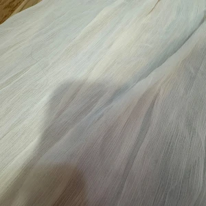 Vit långkjol i transparent tyg - Säljer en vit långkjol med flowig och transparent look. Kjolen har ett tunt, skirt yttertyg och en kortare underkjol som ger en snygg layering-effekt. Perfekt för dig som gillar en luftig och romantisk stil. Storlek EUR 36 💕helt ny med lapp