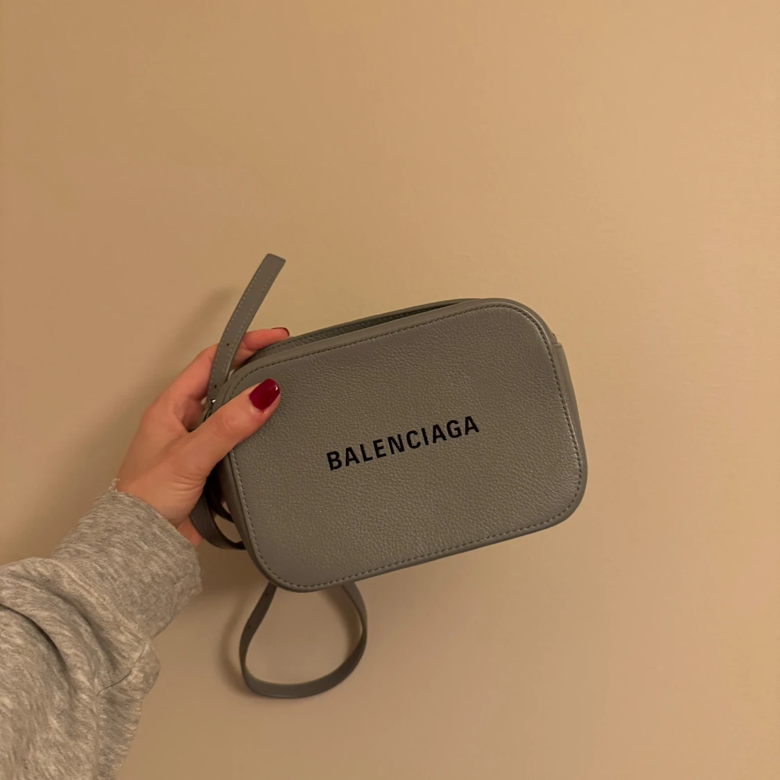 Grå axelväska från Balenciaga