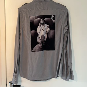 Limitato overshirt - Grå overshirt från Limitato i storlek L sitter som S. Plagget är i bra skick utan defekter Pris: 750 kr, Vid frågor, skicka PM