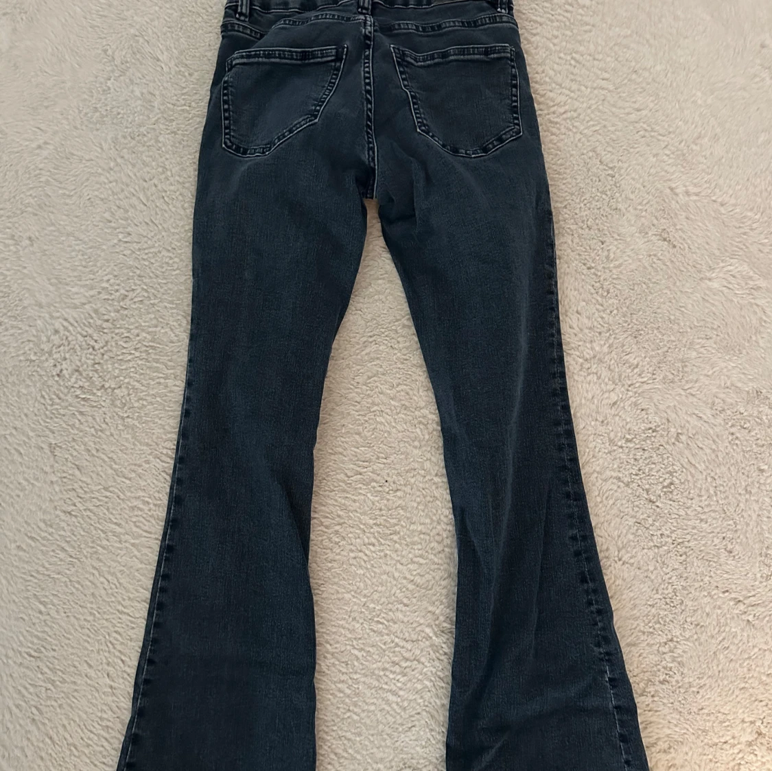 Mörkblåa bootcut jeans  - 1