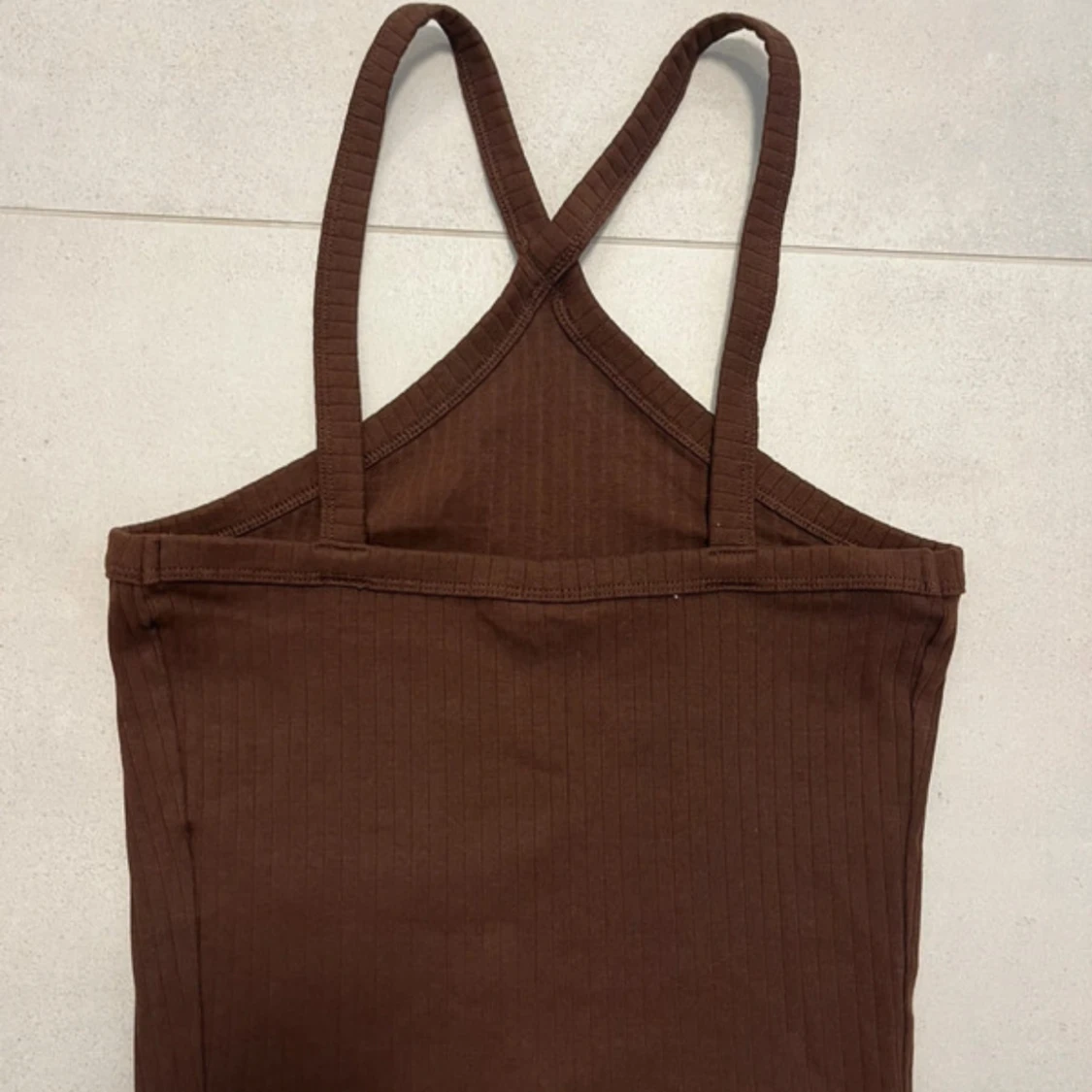 Brun ribbad linnetopp med korsade band - 2