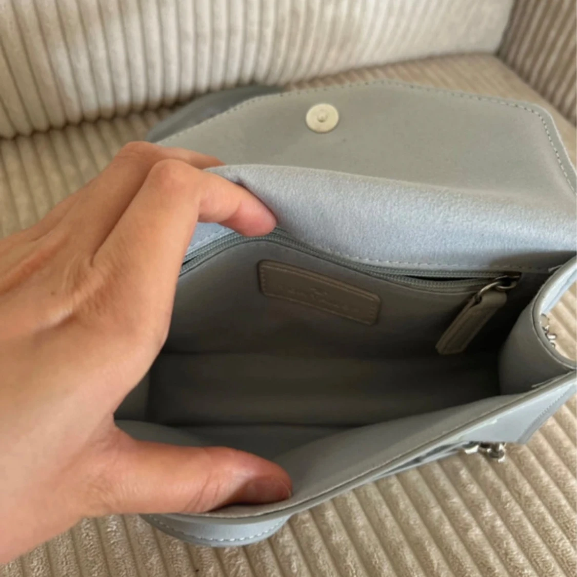 Ljusblå axelväska med silverdetaljer - 2