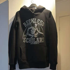 Svart hoodie Reckless Scholars L - Svart hoodie från Reckless Scholars i strl L.Säljes då den inte kommer till användning. Helt flawless.