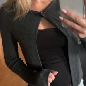 Mörkgrå kofta från Gina Tricot XS - Snygg mörkgrå kofta från Gina Tricot i storlek xs. Med en knapp uptill! Använd ett fåtal gånger 