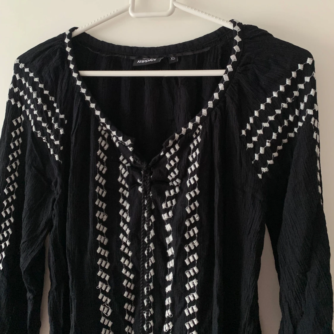 Svart och vit blus med snörning KappAhl - 1