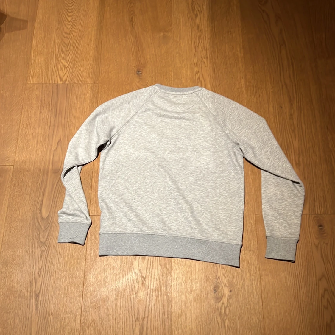 Grå sweatshirt från GANT med logga - 1