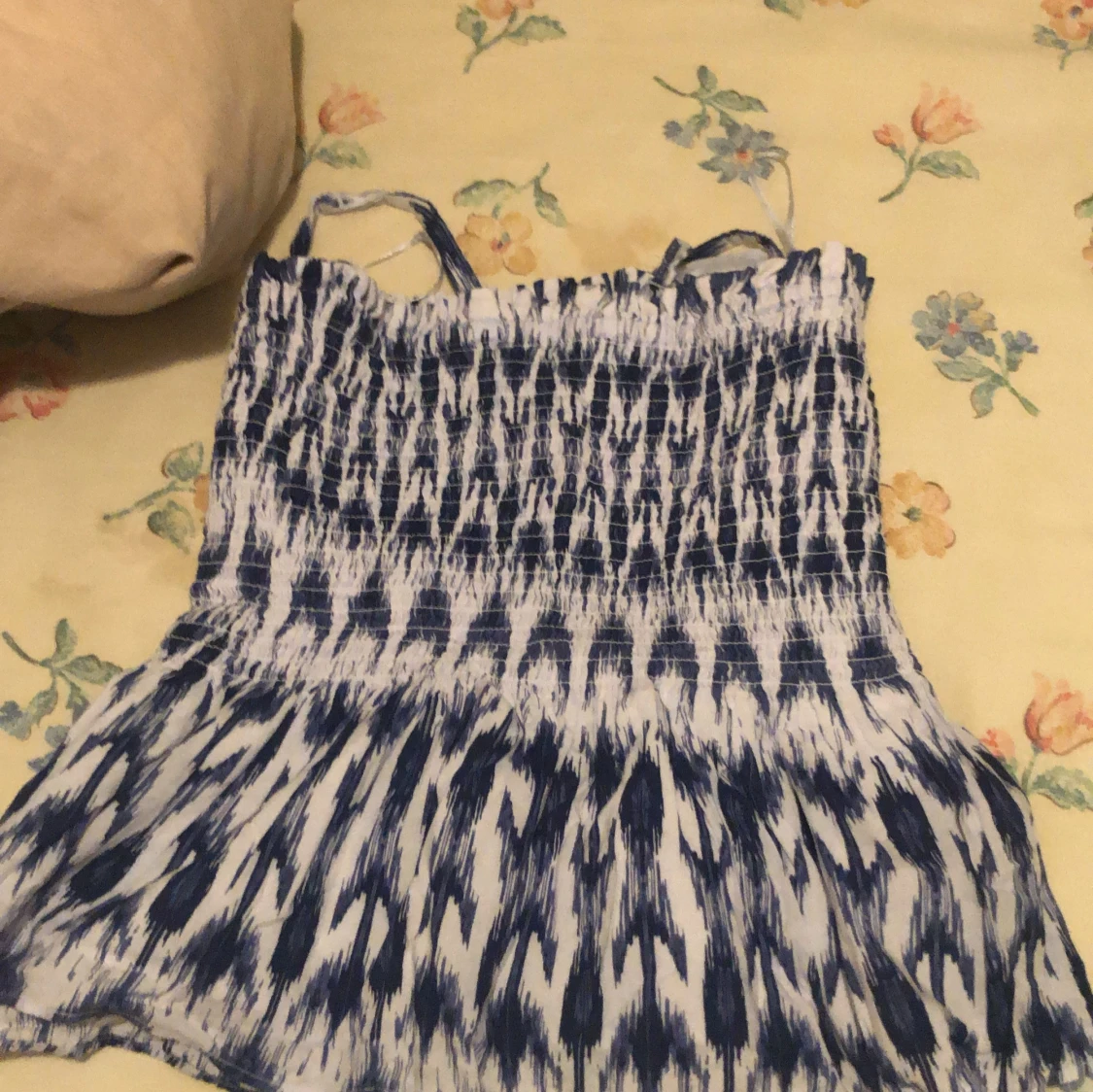 Blåvit smockad linnetopp - 1