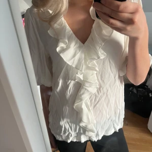 Vit blus Carin Wester - Superfin somrig blus från Carin Wester! Strl S🫶🏻