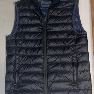 Svart dunväst från Dressmann - Snygg svart dunväst från Dressmann med dragkedja framtill. Perfekt för lager-på-lager under kyliga dagar. Är 182. Skriv vid frågor 